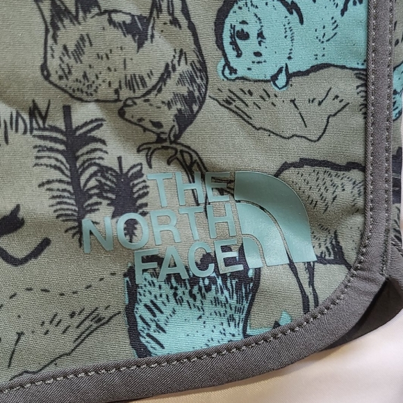 *Host pick* Wildlife! North Face board shorts - Picture 10 of 16